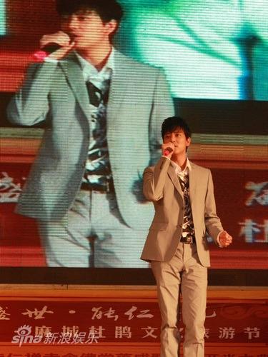 陈晓东出席杜鹃文化节 为禅寺落成献佛歌 陈晓东出席杜鹃文化节 为禅寺落成献佛歌