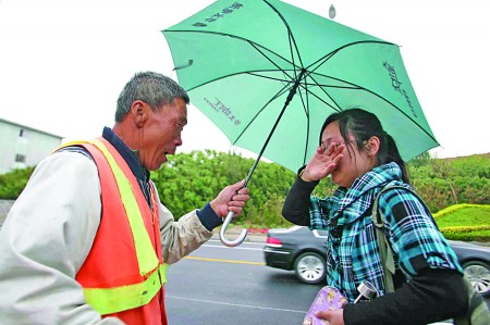 环卫工捡钱包雨中等失主