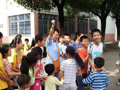 「国学」灾民安置点传来的读书声 「国学」灾民安置点传来的读书声