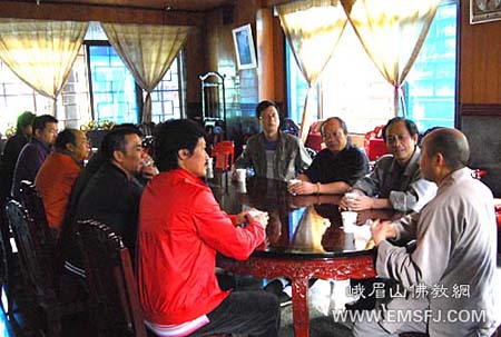 「佛教」香港著名导演陈勋奇一行参访四川峨眉山（图）