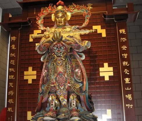 「降魔杵」韦陀菩萨拿降魔杵的姿势暗示了寺院的状态