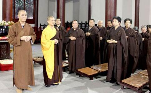「佛教」佛教中的居士应具备什么条件？