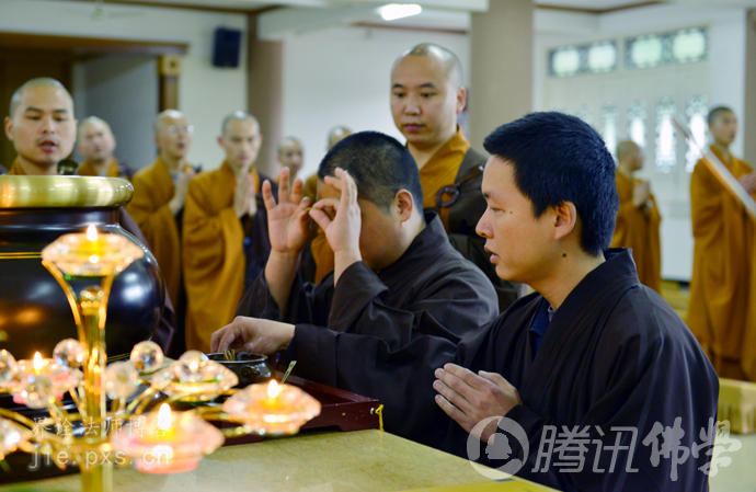 「佛学」剃度出家全程图片揭密 「佛学」剃度出家全程图片揭密