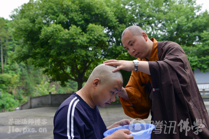 「佛学」剃度出家全程图片揭密 「佛学」剃度出家全程图片揭密