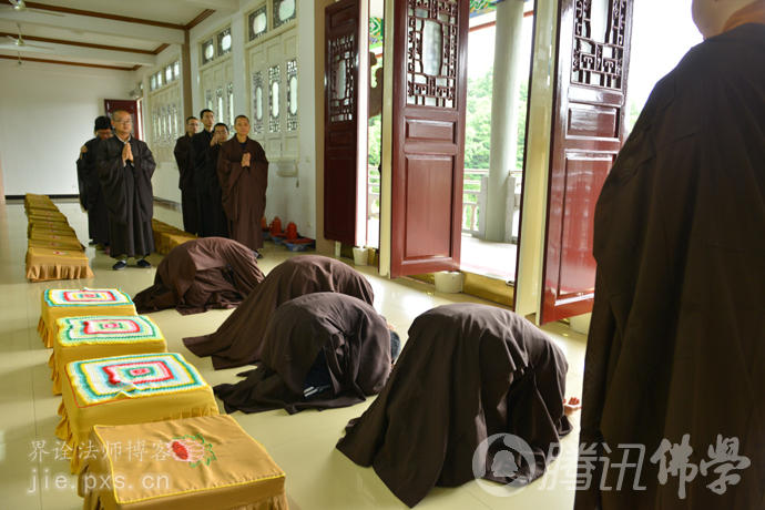 「佛学」剃度出家全程图片揭密 「佛学」剃度出家全程图片揭密