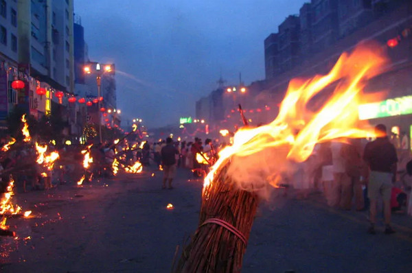 燃灯节是什么民族的节日，火把节是什么民族的节日